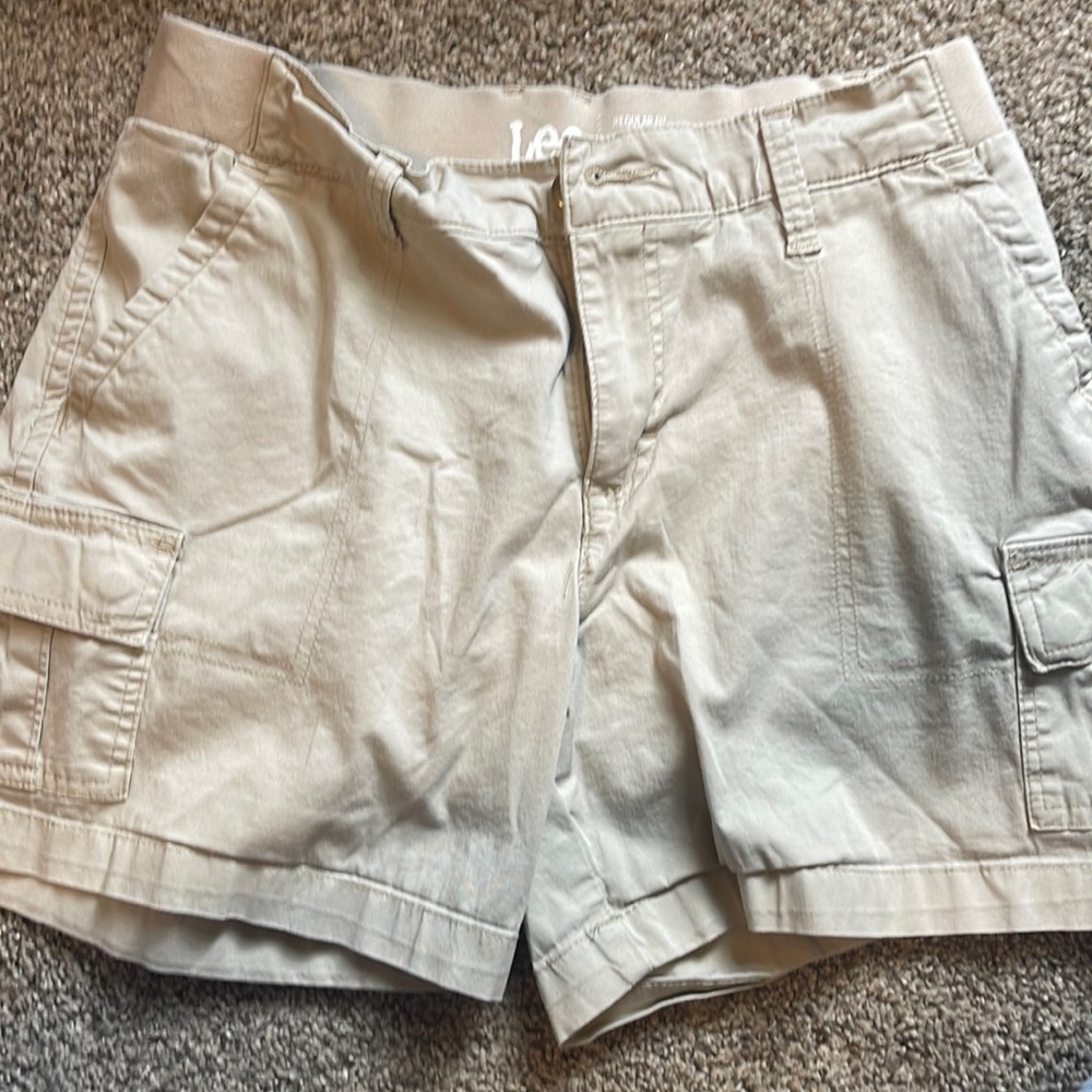 Lee size 8 stretch cargo shorts